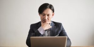 40대 경력 전환을 고민하며 노트북 앞에 앉아 있는 모습