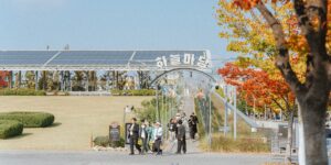 가을 햇살이 들어오는 박물관에서 아이와 함께 관람을 즐기는 부모의 모습