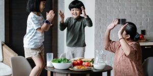 스마트 워치를 착용한 아이의 건강을 확인하는 부모의 모습