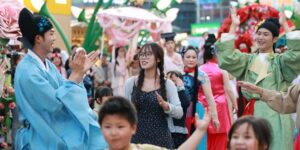 9월 전통 문화 축제를 즐기는 가족들의 평화로운 모습