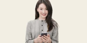 스마트폰으로 부모님의 건강을 확인하는 자녀의 모습