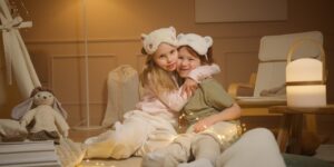 스마트 홈 환경으로 꾸며진 아이 방의 아늑한 야경