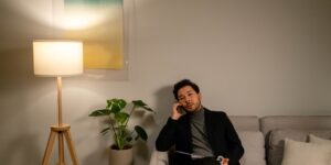 스마트폰으로 실시간 에너지 사용량을 확인하는 현대적인 거실 풍경