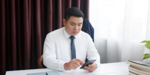 스마트폰으로 본인부담상한제를 확인하는 모습