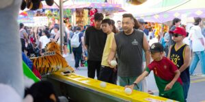 가을 하늘 아래 전통 축제를 즐기는 가족의 모습