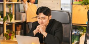 노트북 앞에 앉아 커리어를 고민하는 40대 직장인의 모습