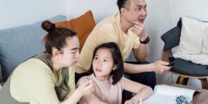 디지털 기술을 활용하여 아이의 감정을 이해하고 소통하는 부모와 자녀의 모습