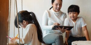 부모와 아이가 함께 태블릿으로 학습하는 따뜻한 분위기의 공부방
