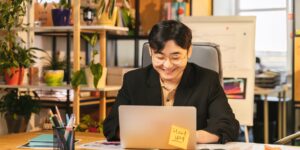 노트북으로 작업을 하는 40대 직장인 모습
