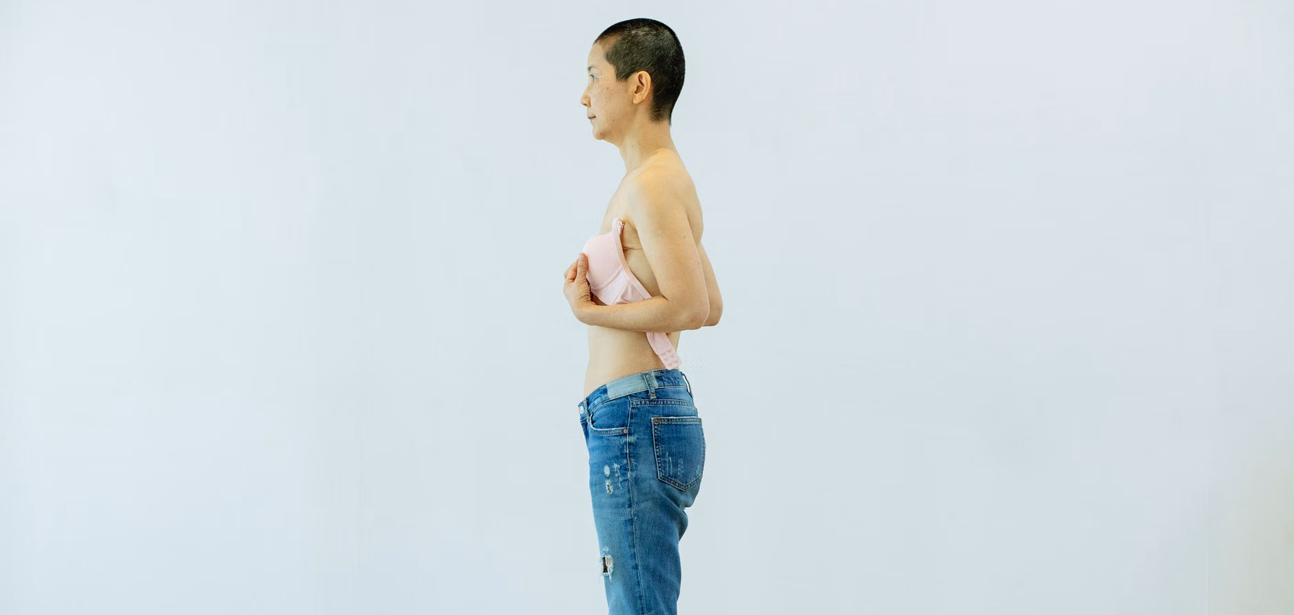 유아 이물질 삼켰을 때, 부모가 당황하지 않고 하임리히법을 정확히 수행하는 법 2 영아 가슴 압박 위치 확인
