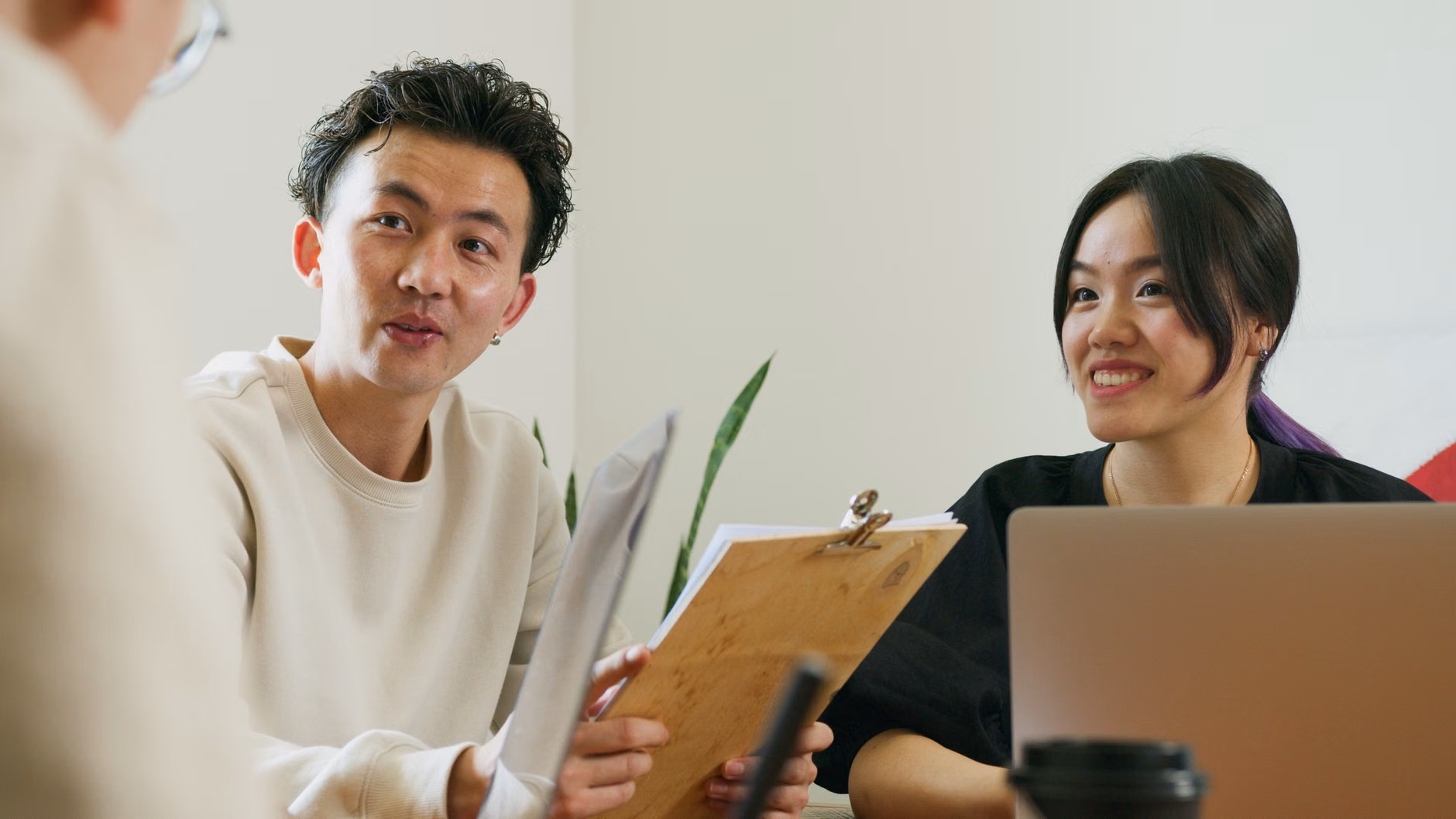 30대 은퇴 설계, 연금저축 vs IRP 세액공제 한도와 나에게 맞는 선택법 3 안정적인 노후를 위해 장기적으로 자산을 관리하는 모습