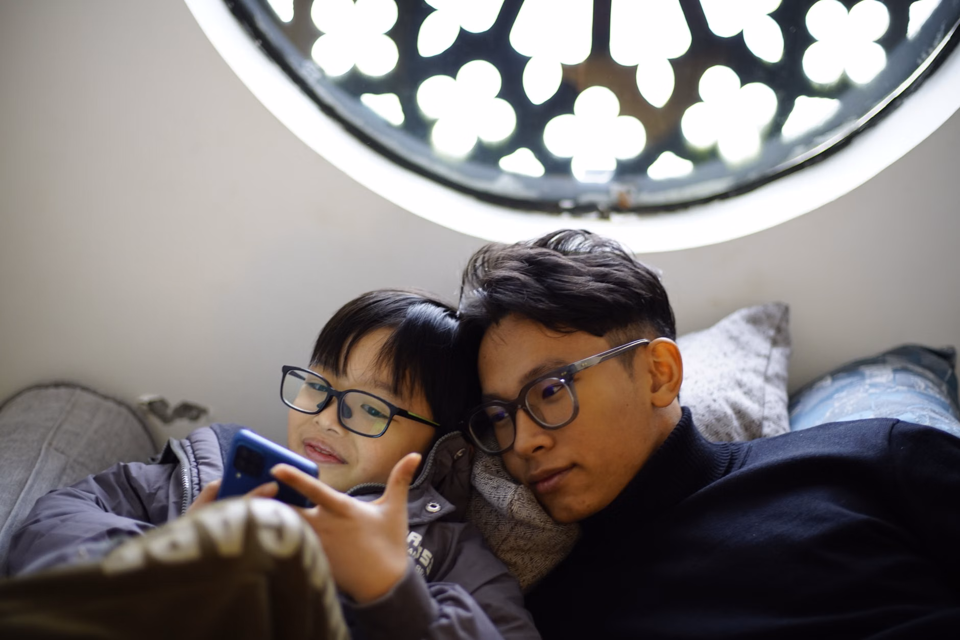 아이의 상태를 24시간 동안 세심하게 관찰하는 부모