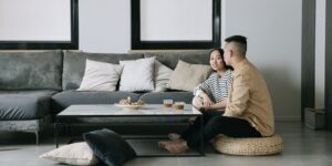 스마트 홈 환경에서 휴식을 취하는 젊은 부부의 거실 전경