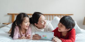 태블릿을 보며 함께 학습하는 부모와 아이