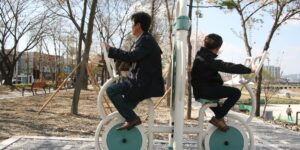 스마트 기기로 부모님 건강 데이터를 관리하는 3040 세대의 모습