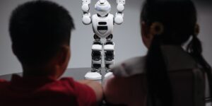 아이와 함께 영어 동화책을 읽으며 AI 학습 도구를 사용하는 모습