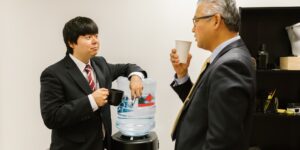 재테크와 자기계발을 고민하는 30대 직장인의 모습