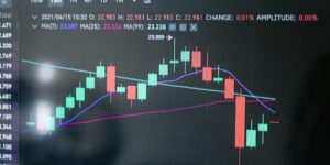 재테크와 증여를 상징하는 저금통과 주식 그래프 이미지