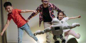 AI 육아 앱을 활용해 아이의 언어 발달을 확인하는 부모의 모습