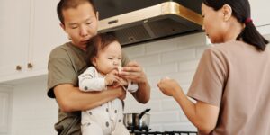 환절기 유아 중이염을 걱정하는 부모의 모습