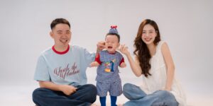 아이의 머리 부딪힘 사고 후 상태를 살피는 부모의 모습