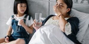 환절기 아이 중이염 증상을 걱정하는 부모의 모습