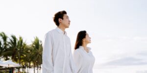 2026년 부모 급여 정책 변경 사항을 확인하는 젊은 부부의 모습