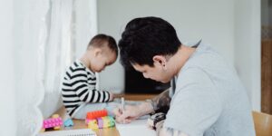 9월 부모급여 및 아동수당 변경 사항을 확인하는 부모의 일상