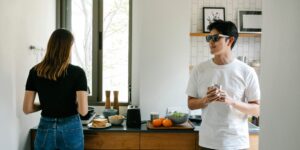 스마트폰과 식단 관리 앱을 활용해 식비를 절감하는 30대 부부의 스마트한 주방 환경