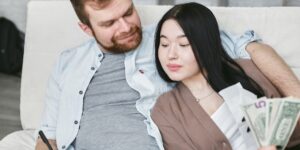 ISA 만기 자금 재투자를 고민하는 30대 부부의 모습과 상승하는 자산 그래프