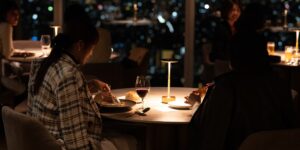 후쿠오카 식당에서 즐거운 식사를 하는 가족