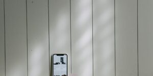 신용카드와 스마트폰, 저금통이 놓인 재테크 이미지