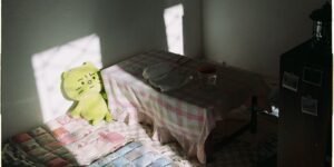 에너지 바우처 신청을 준비하는 따뜻한 가정의 모습