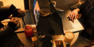 재테크 플래닝을 하는 30대 부부의 스마트폰과 노트북
