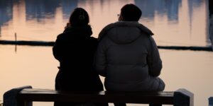연말정산과 재테크를 고민하는 30대 부부의 모습