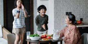 식사 시간에 아이와 대화하며 즐겁게 식사하는 부모와 아이