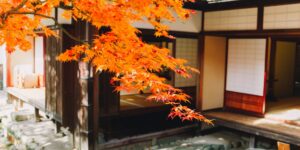 가을 단풍이 아름다운 일본 규슈 전통 료칸 전경