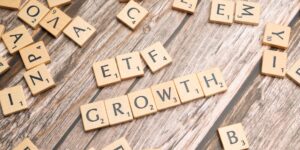 아이의 미래를 위해 배당 ETF 투자를 계획하는 30대 부모의 모습