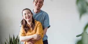 ISA 만기 자금 재투자를 고민하며 미소 짓는 30대 부부의 모습