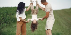 아이 머리 부딪힘 사고 후 관찰하는 부모