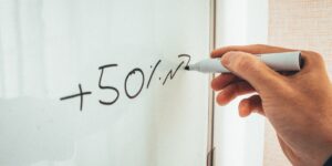 30대 개인연금저축 계좌 분산 투자와 절세 전략을 상징하는 이미지