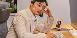 30대 재테크를 위한 공모주 투자 전략을 고민하는 직장인의 모습