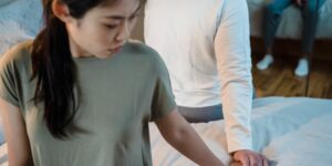 침대에서 잠든 아이를 걱정스럽게 지켜보는 부모의 모습