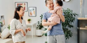 아이의 건강을 살피는 부모의 모습
