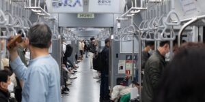재택근무 중인 30대 직장인이 금융 앱으로 금리 인하 요구권을 확인하는 모습