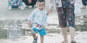 아이와 함께 괌 해변 산책로를 걷는 가족의 모습
