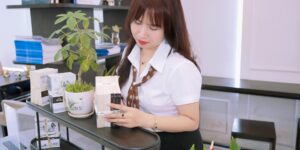 아이돌봄 서비스 신청을 준비하는 깔끔한 데스크 환경
