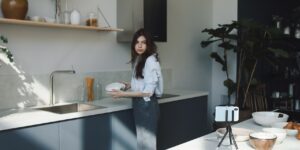스마트폰과 식재료가 놓인 깔끔한 주방에서 AI로 식단을 계획하는 모습