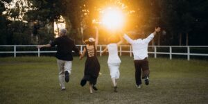 가을 햇살 아래 유니버설 스튜디오로 향하는 가족의 뒷모습