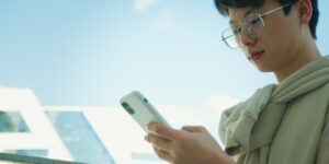 30대 재테크를 고민하며 스마트폰으로 공모주 청약을 확인하는 모습